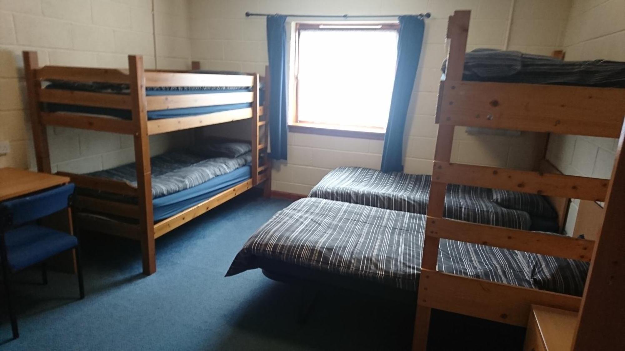 Fsc Dale Fort Hostel Pokoj fotografie